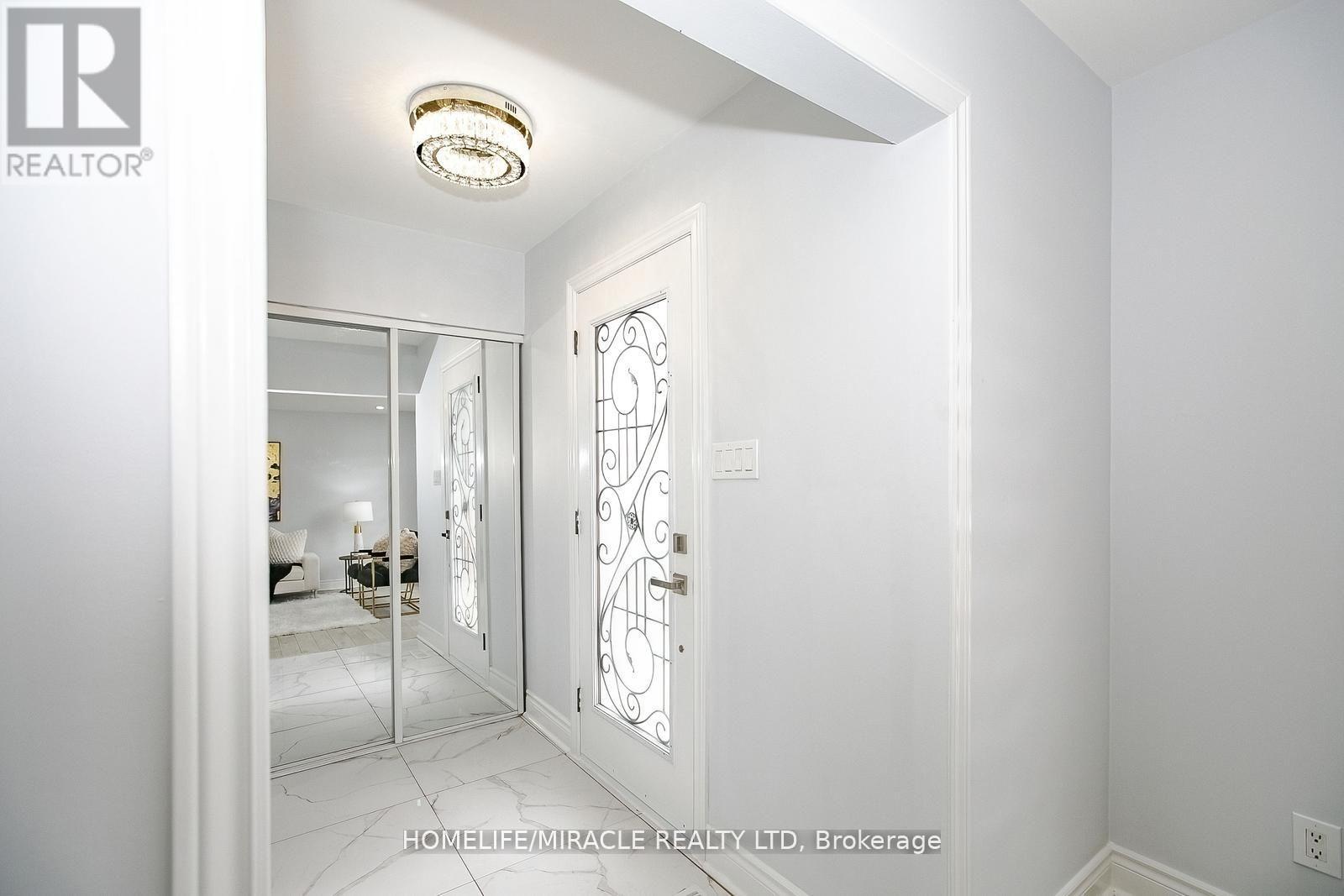35 Deeside Crescent, Brampton, Ontario  L6T 3L8 - Photo 4 - W12167900