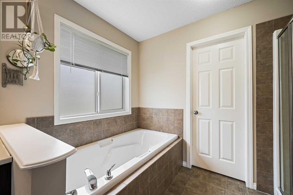 726 Luxstone Gate Sw, Airdrie, Alberta  T4B 0H3 - Photo 23 - A2223508