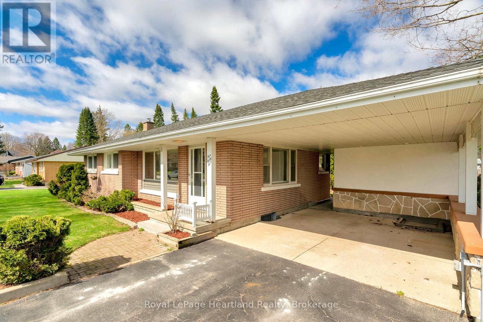 542 Angus Street, North Huron, Ontario  N0G 2W0 - Photo 2 - X12168000