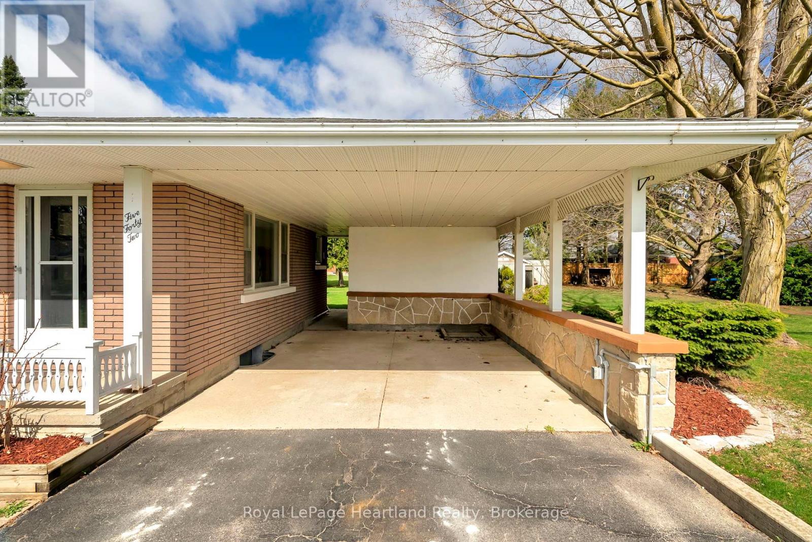 542 Angus Street, North Huron, Ontario  N0G 2W0 - Photo 3 - X12168000