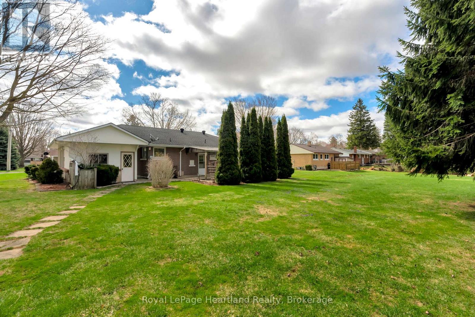 542 Angus Street, North Huron, Ontario  N0G 2W0 - Photo 32 - X12168000