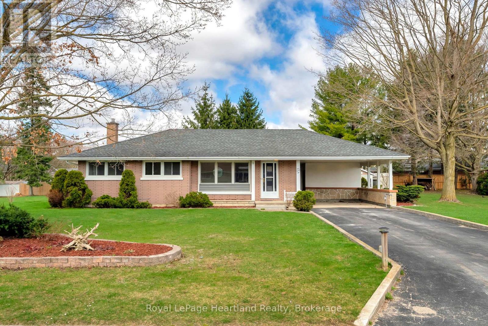 542 Angus Street, North Huron, Ontario  N0G 2W0 - Photo 40 - X12168000