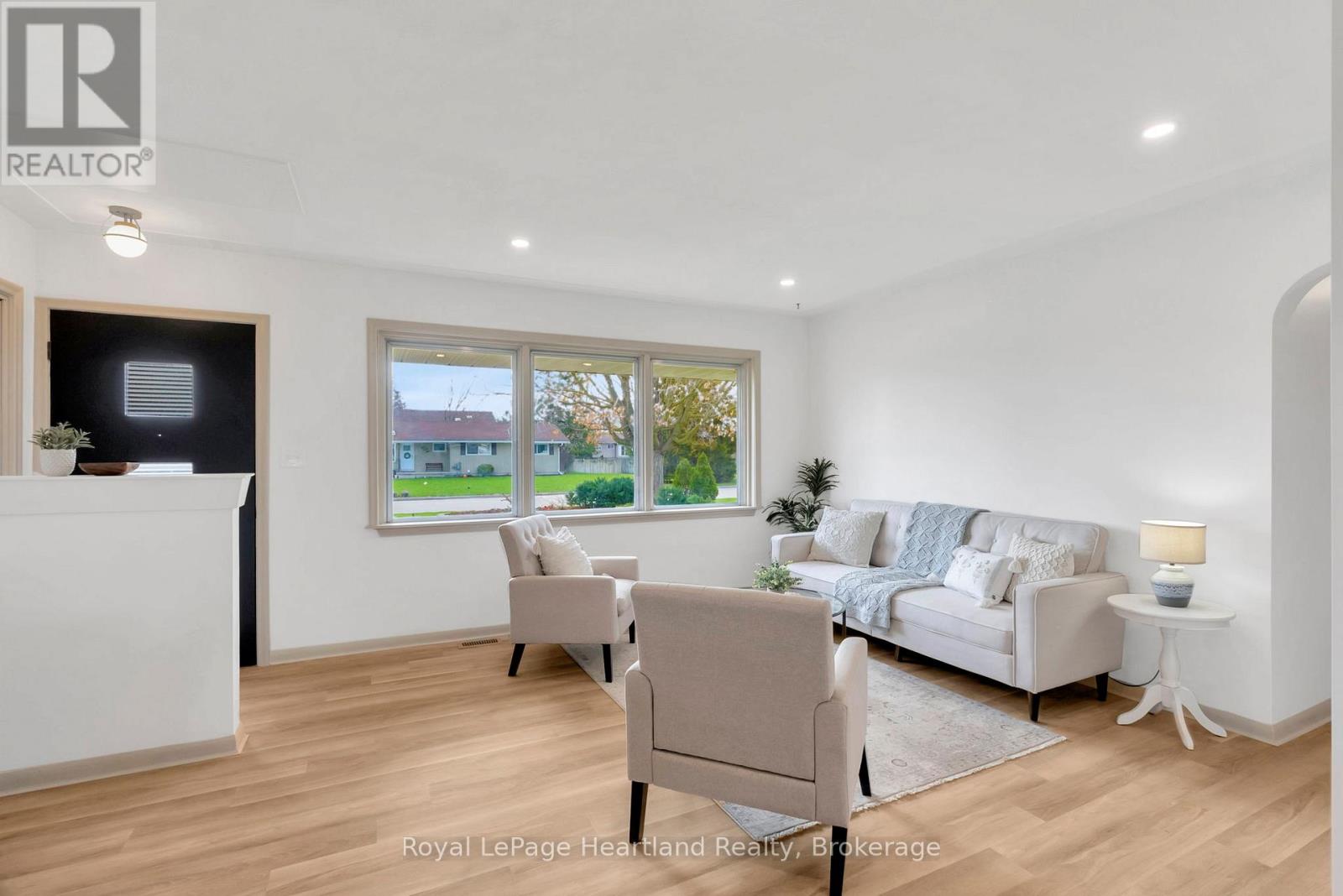 542 Angus Street, North Huron, Ontario  N0G 2W0 - Photo 6 - X12168000