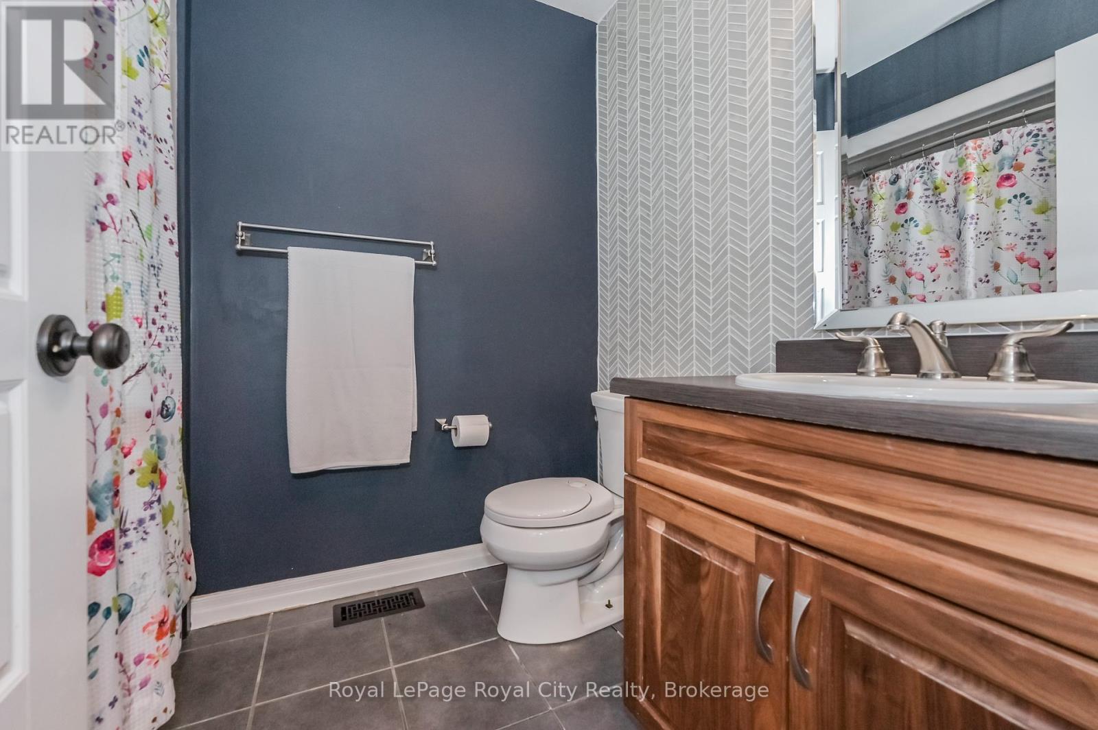 84 Andrews Drive W, Mapleton, Ontario  N0G 1P0 - Photo 16 - X12090229