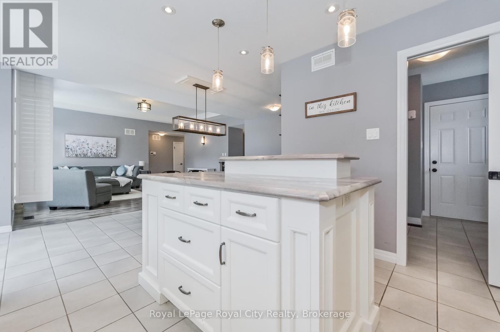84 Andrews Drive W, Mapleton, Ontario  N0G 1P0 - Photo 10 - X12090229
