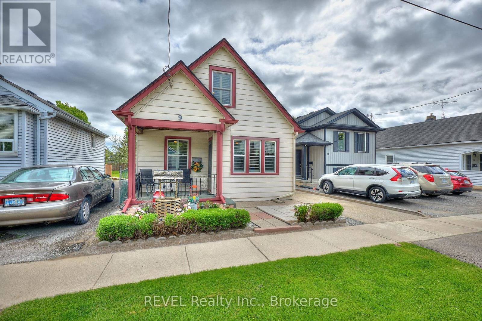 9 Edith Street, St. Catharines, Ontario  L2S 2P6 - Photo 4 - X12157895