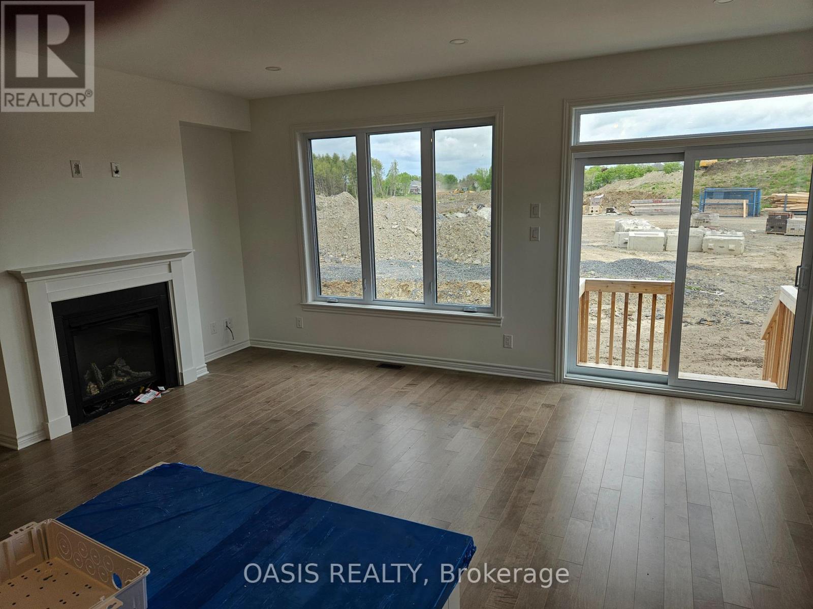 1045 Cope Drive, Ottawa, Ontario  K2S 3B5 - Photo 5 - X12168023