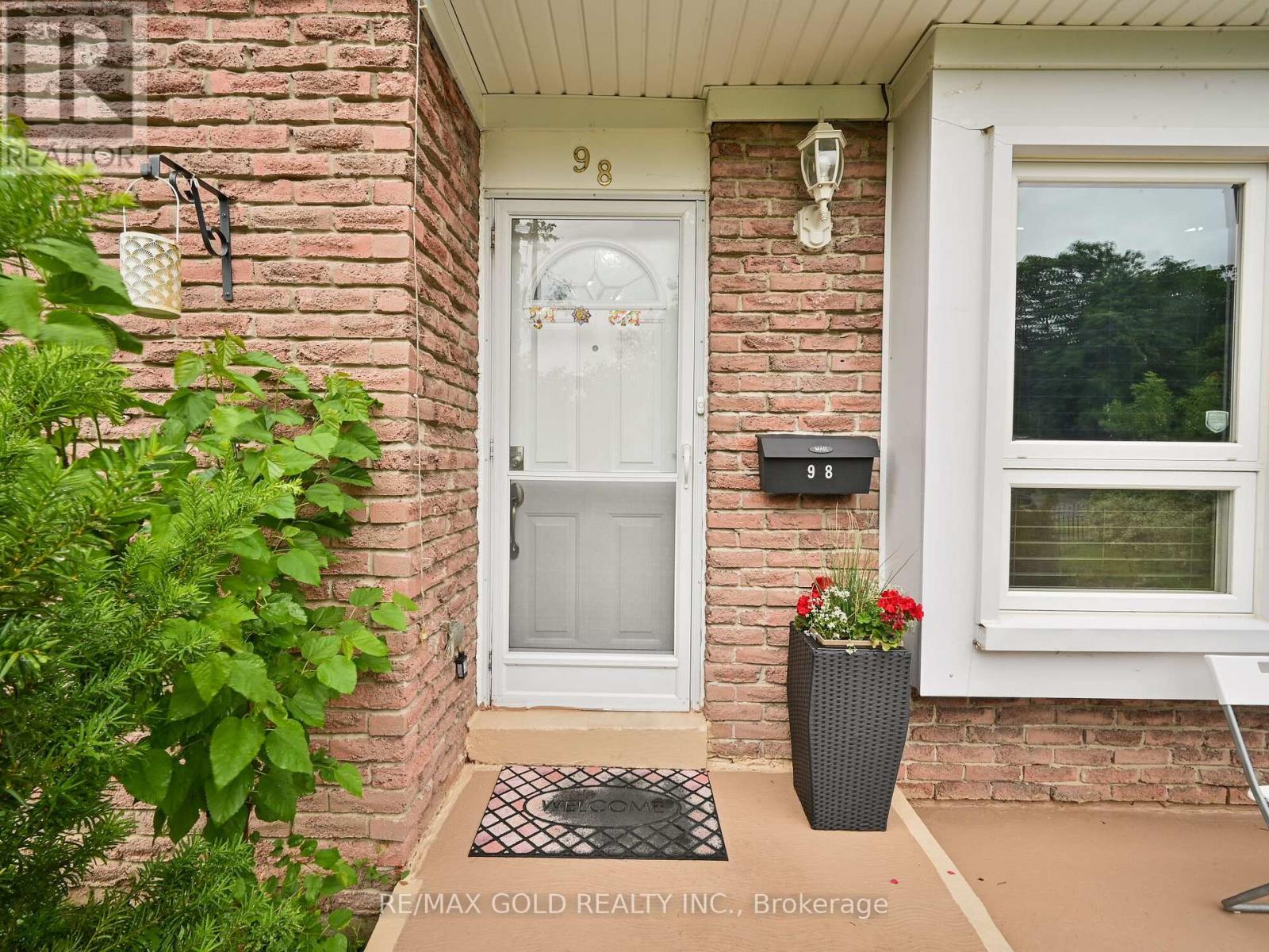 98 Centre Street N, Brampton (Brampton North), Ontario  L6V 2Z3 - Photo 4 - W12167956