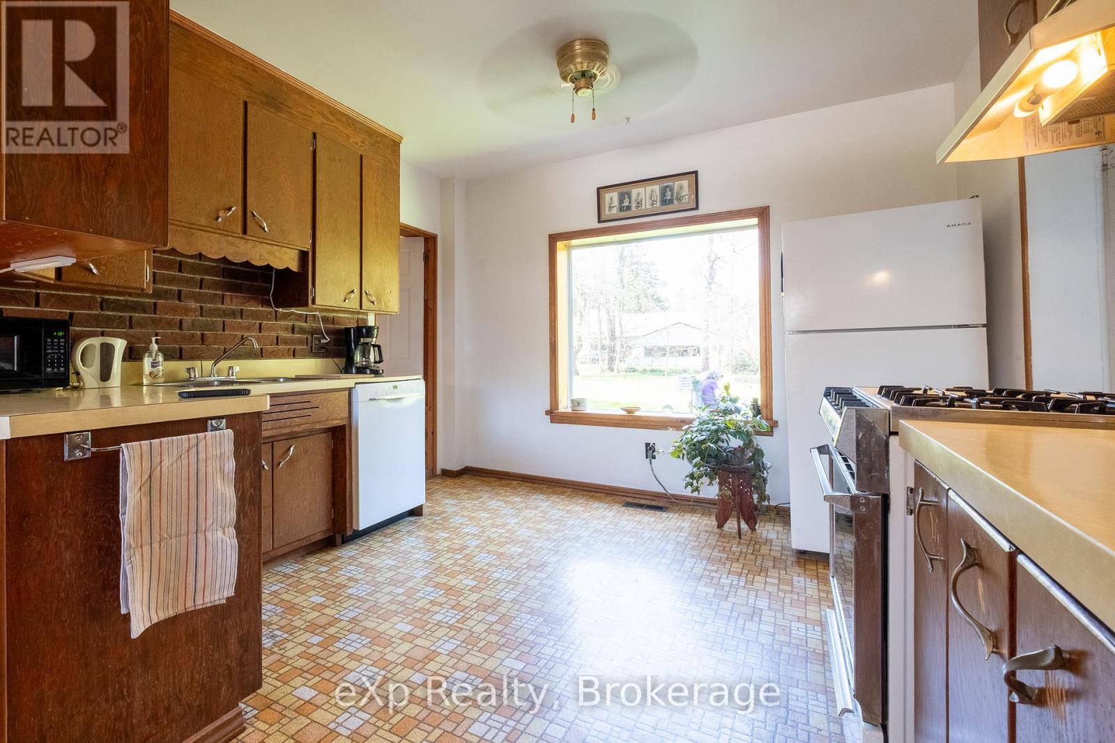 1604 8th Avenue W, Georgian Bluffs, Ontario  N4K 6B2 - Photo 8 - X12168053
