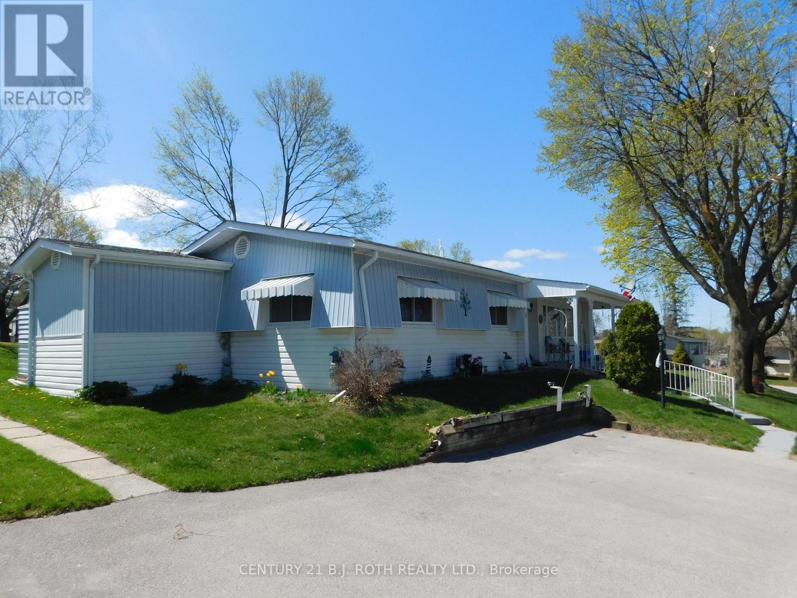 2 Mimosa Drive, Innisfil, Ontario  L9S 1R2 - Photo 1 - N12168037