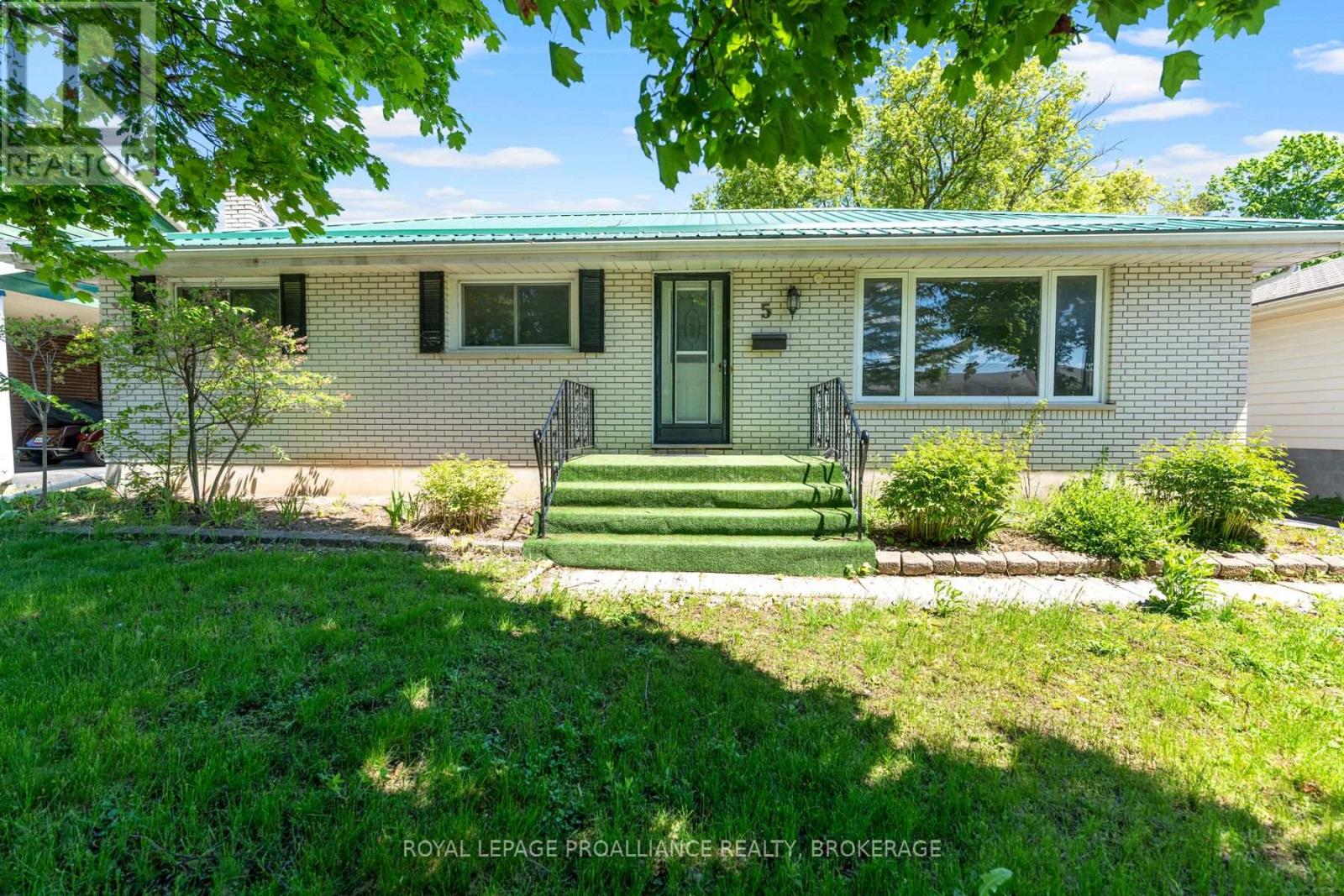 Property at 5 ARMOUR CRESCENT image 3