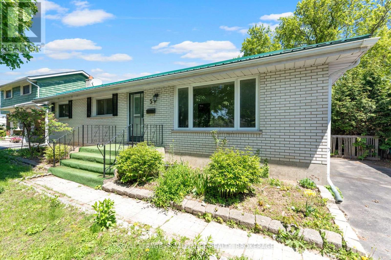 Property at 5 ARMOUR CRESCENT image 4