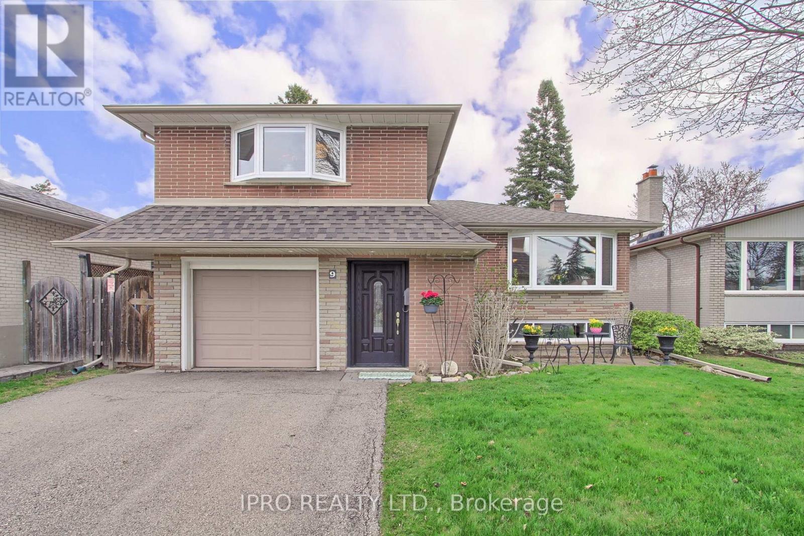 <div class="slider-price">$1,349,000</div><p>9 Norby Crescent, Toronto, Ontario</p>