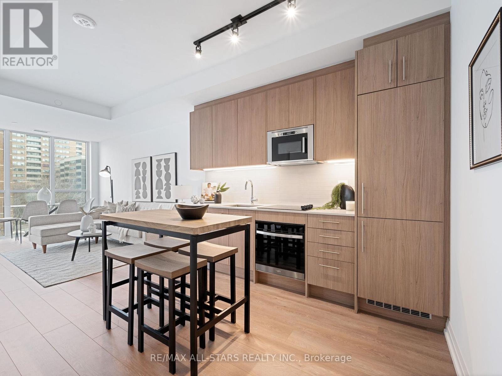 <div class="slider-price">$718,888</div><p>408 - 286 Main Street, Toronto, Ontario</p>