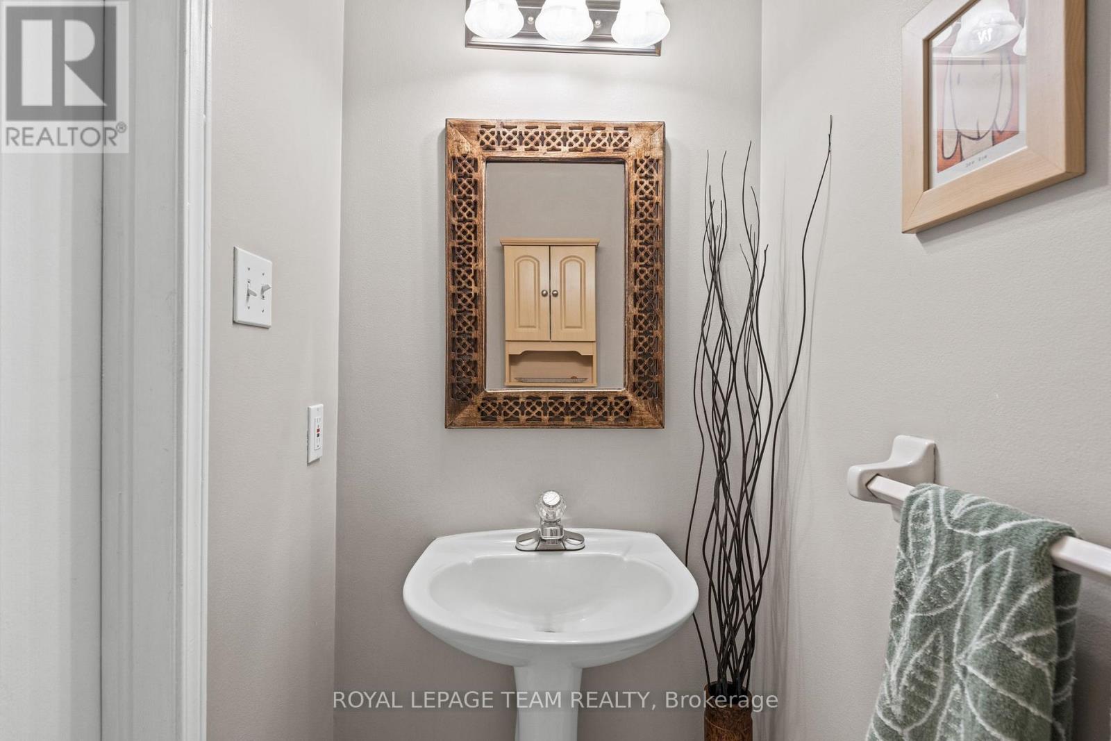 32 Whitegate Crescent, Ottawa, Ontario  K2J 4B6 - Photo 6 - X12168110