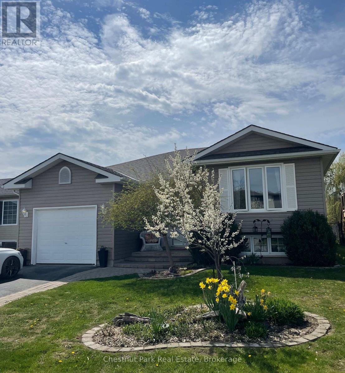 26 St Andrews Drive, Meaford, Ontario  N4L 0A2 - Photo 2 - X12072815