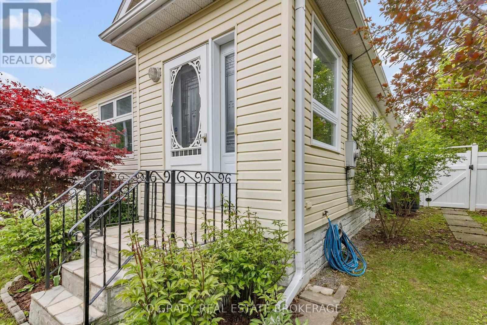 52 Hubbell Street, Brockville, Ontario  K6V 4K5 - Photo 2 - X12168111