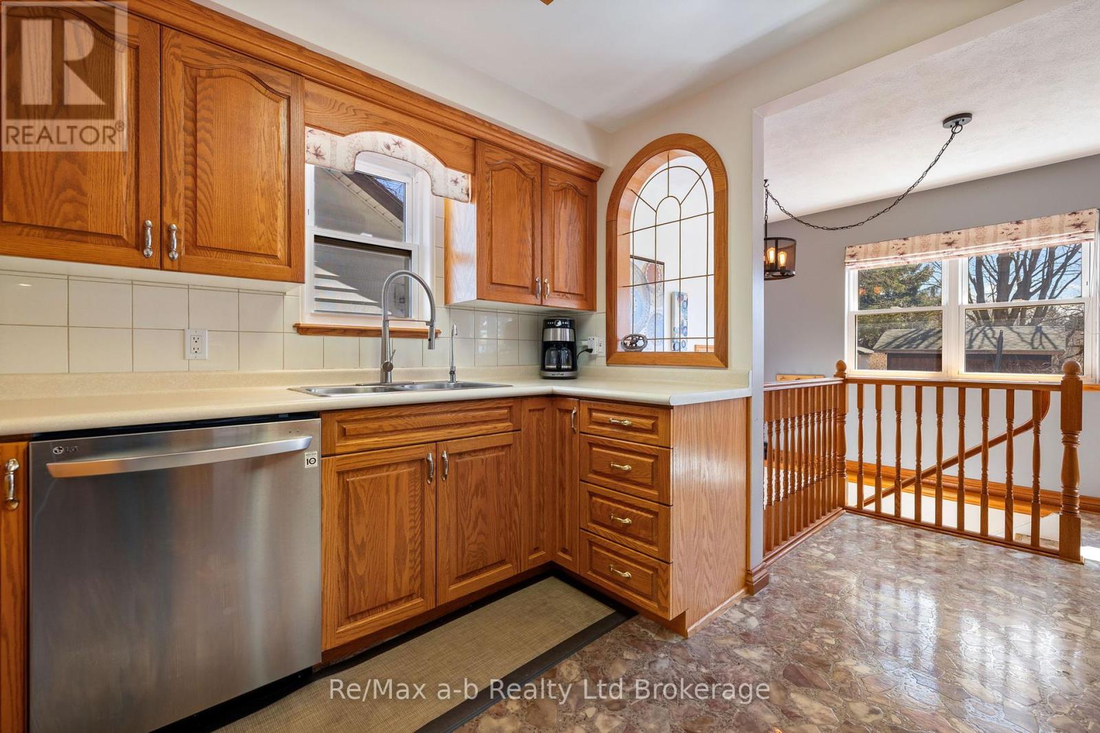 330 Spencer Street, Woodstock, Ontario  N4S 2H3 - Photo 8 - X12168119