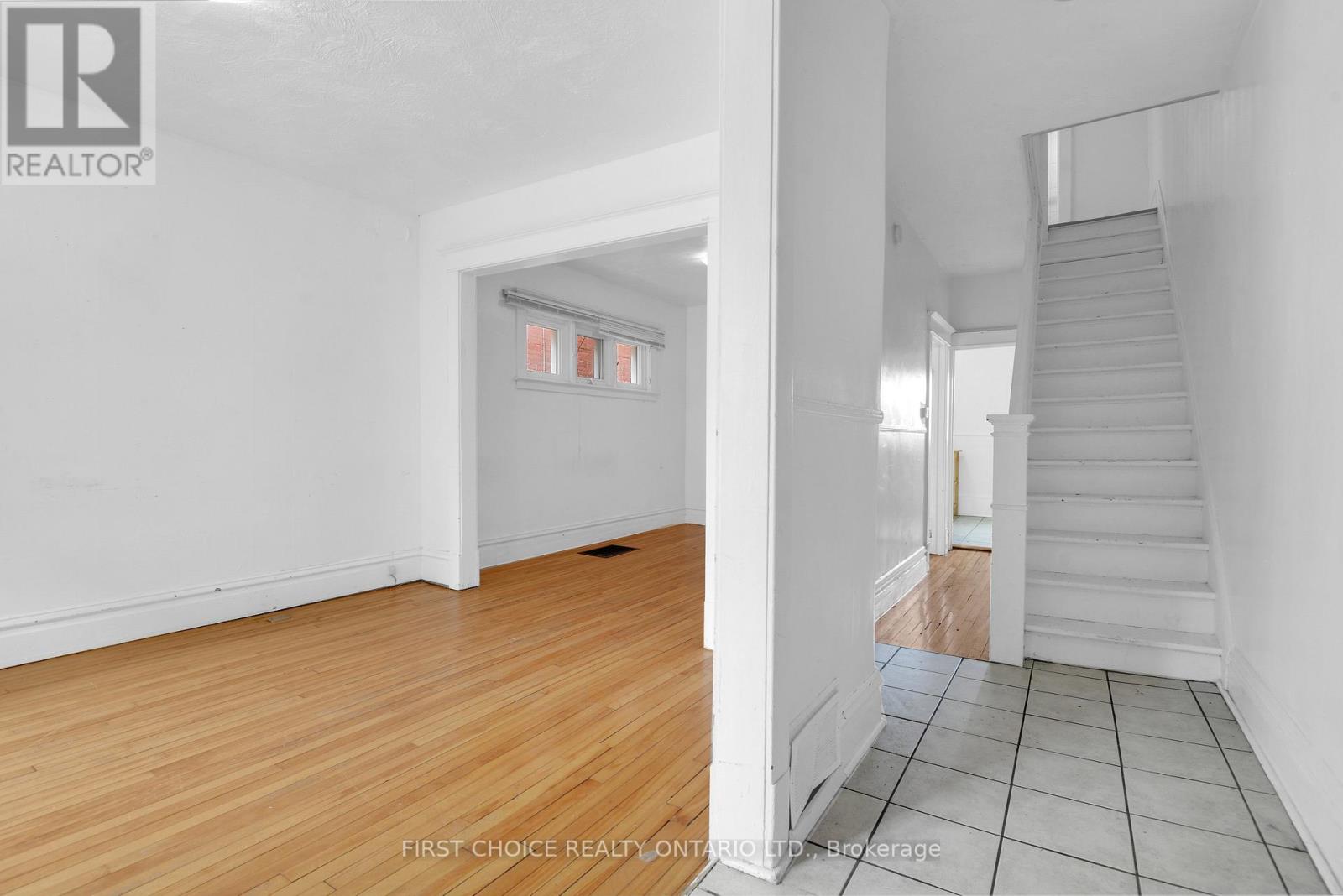 293 Powell Avenue, Ottawa, Ontario  K1S 2A6 - Photo 5 - X12152753
