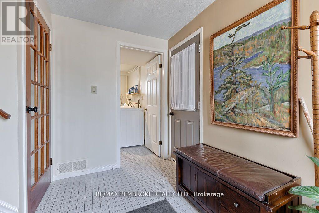 7 Indian Court, Laurentian Valley, Ontario  K8A 7V3 - Photo 25 - X12155132