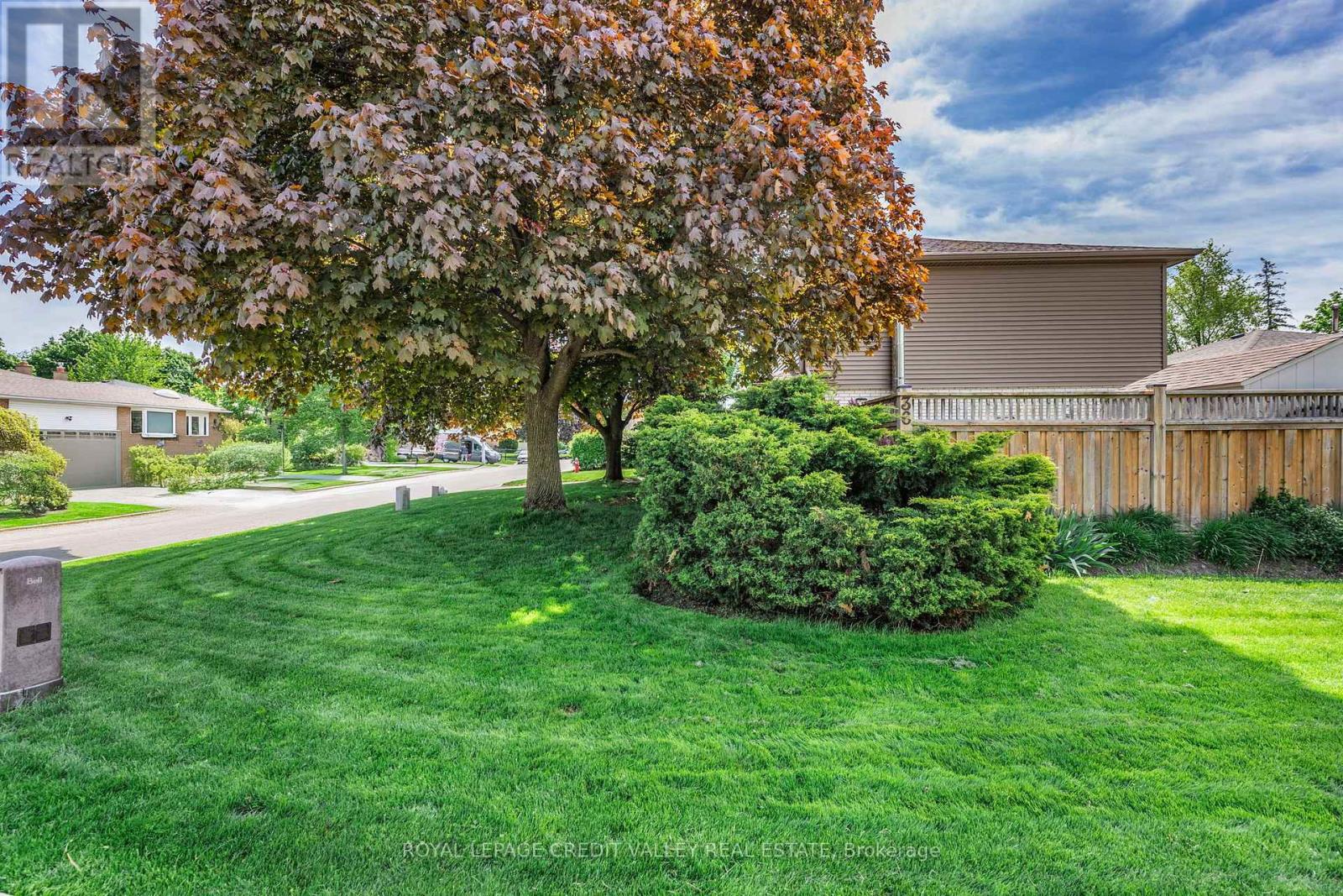 36 Lockton Crescent, Brampton, Ontario  L6W 1C3 - Photo 2 - W12044543
