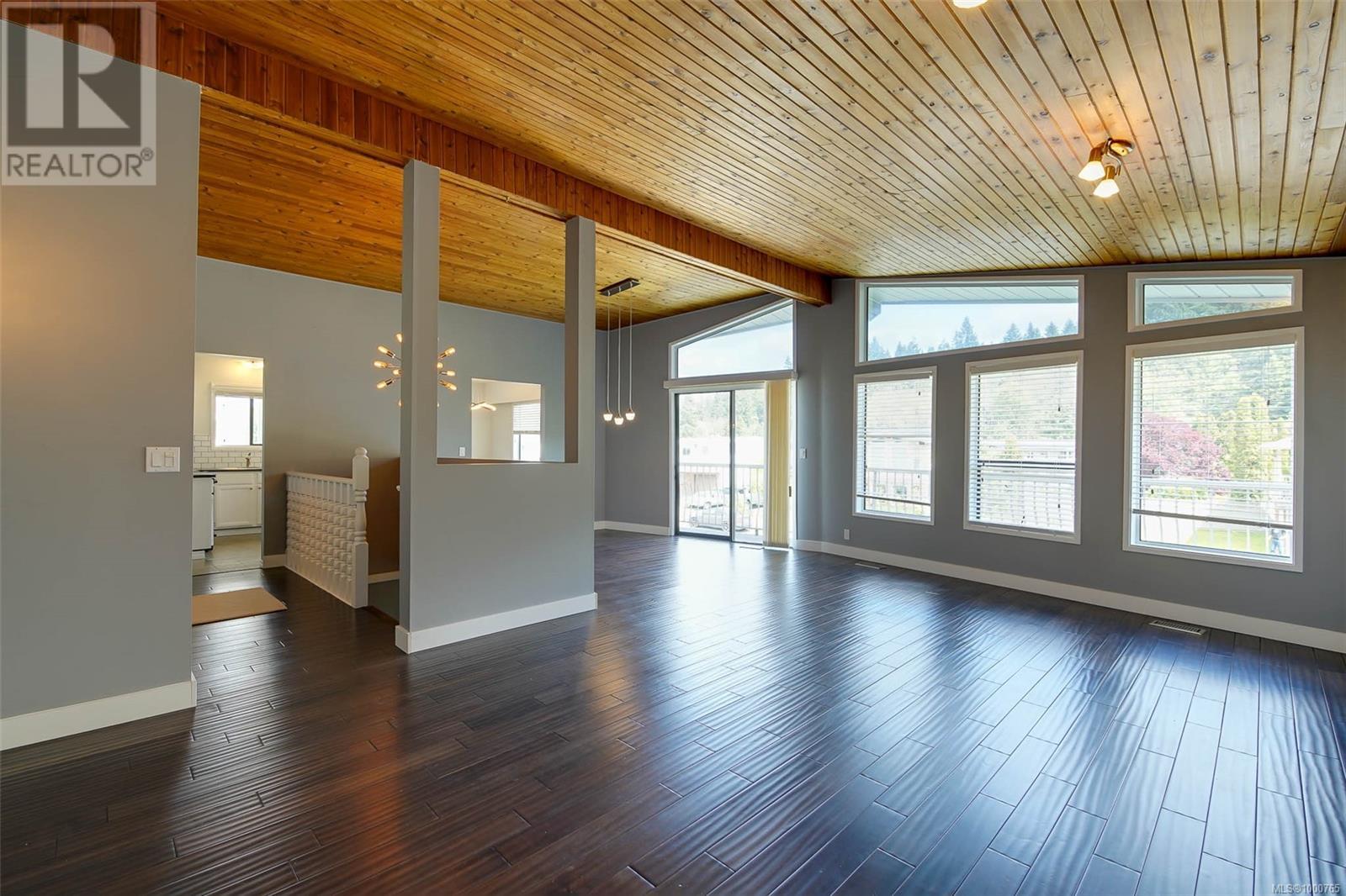 Property at 2848 Roseborough Ave image 5