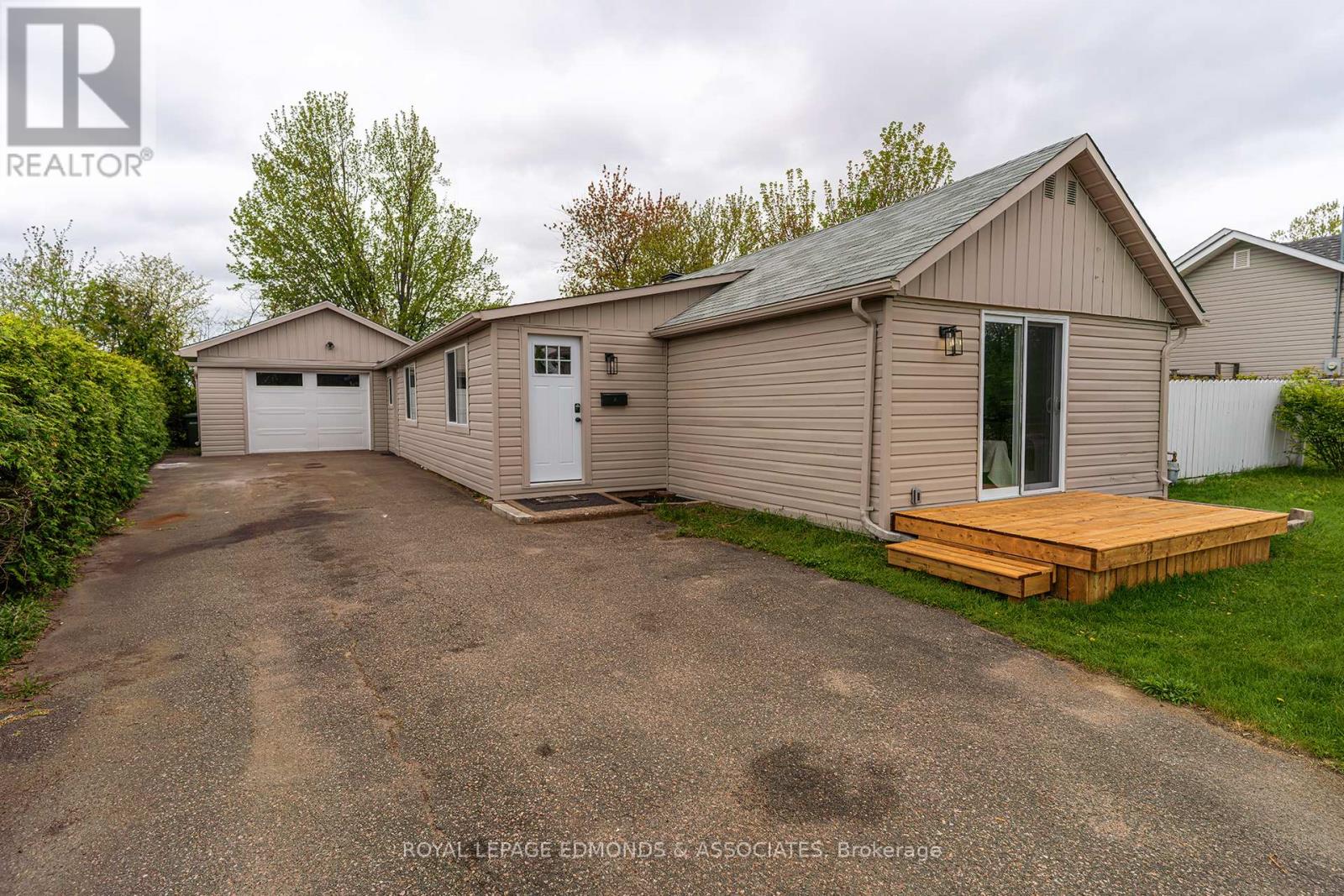 3 Ethel Street, Petawawa, Ontario  K8H 2B7 - Photo 1 - X12168262