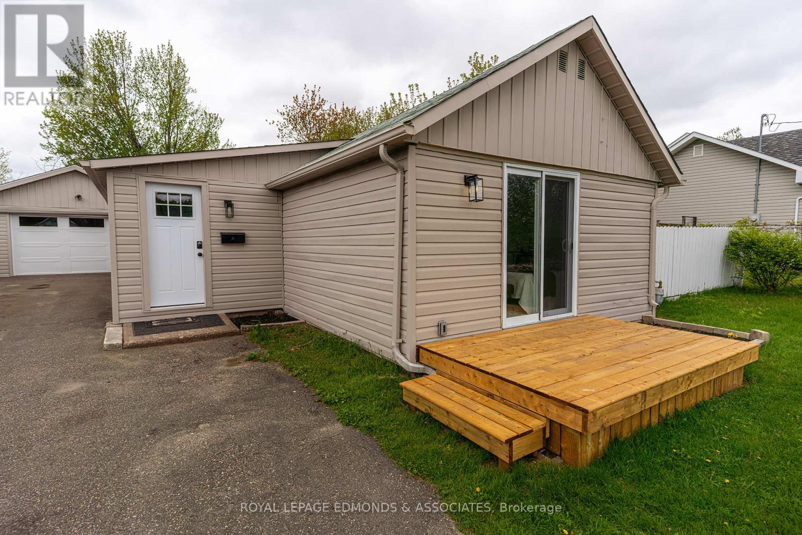 3 Ethel Street, Petawawa, Ontario  K8H 2B7 - Photo 2 - X12168262