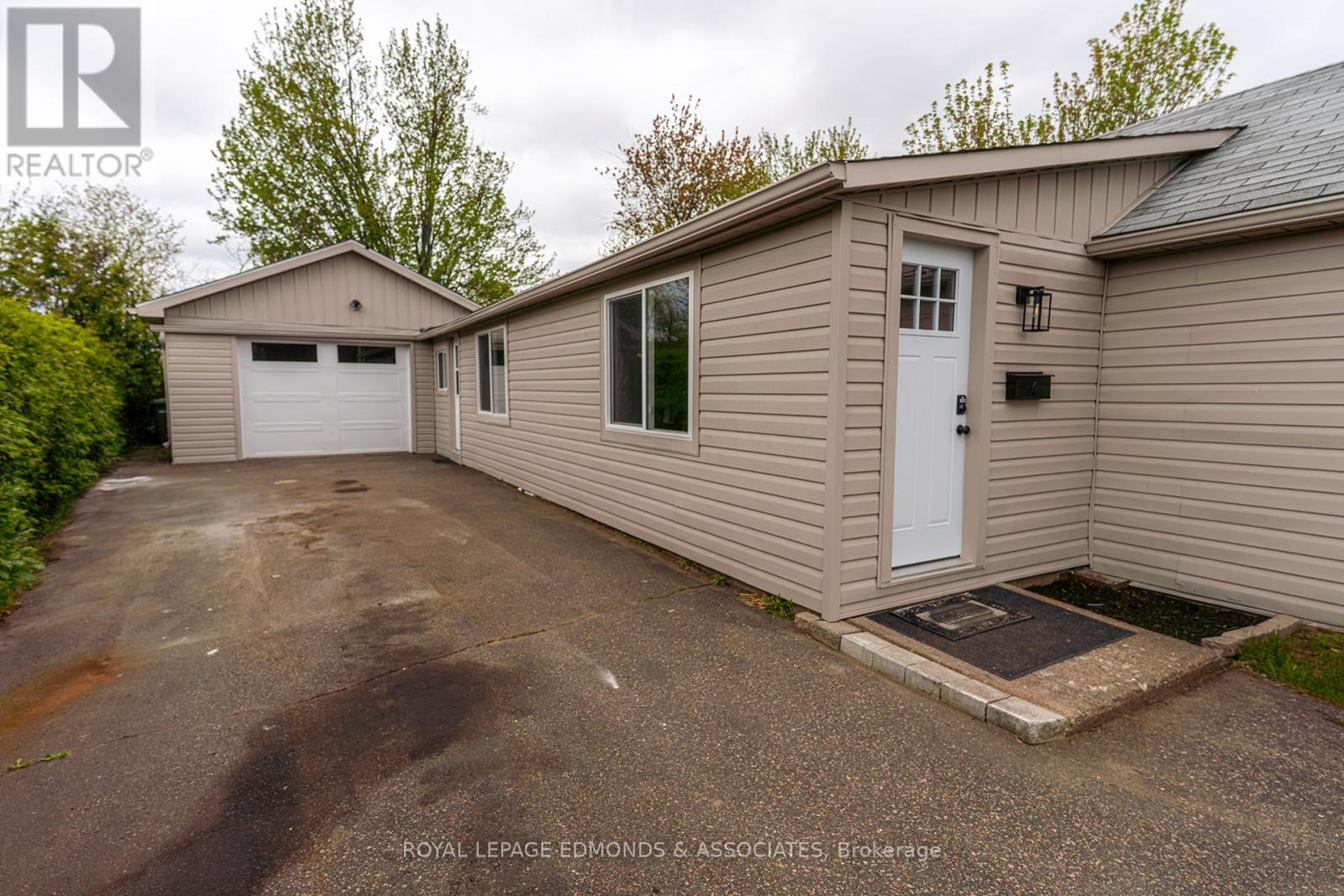 3 Ethel Street, Petawawa, Ontario  K8H 2B7 - Photo 3 - X12168262