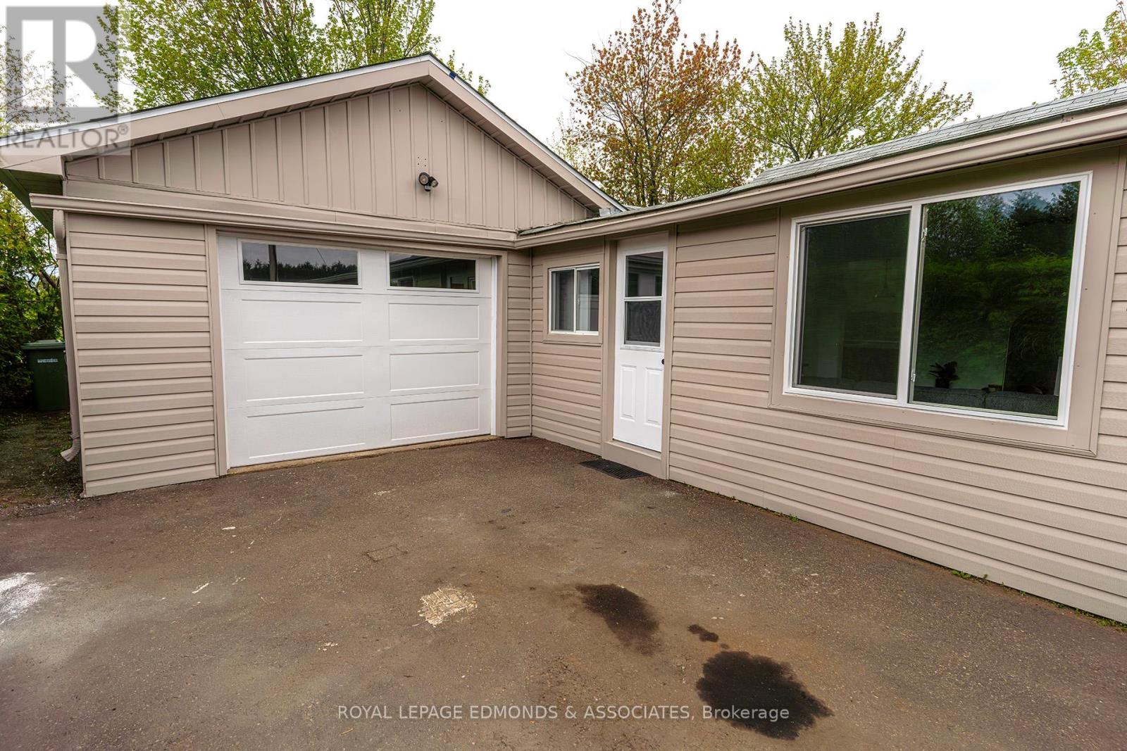 3 Ethel Street, Petawawa, Ontario  K8H 2B7 - Photo 4 - X12168262
