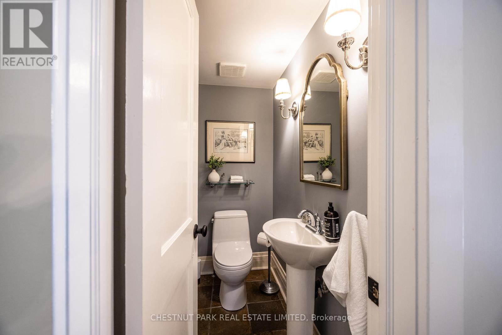 85 Duggan Avenue, Toronto, Ontario  M4V 1Y1 - Photo 11 - C12168388