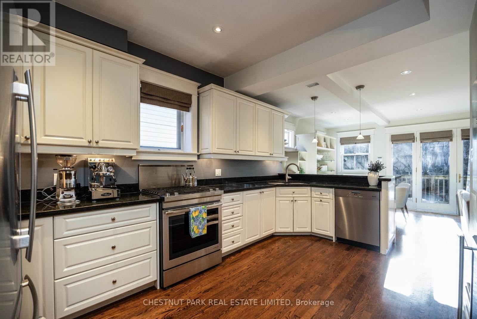 85 Duggan Avenue, Toronto, Ontario  M4V 1Y1 - Photo 12 - C12168388