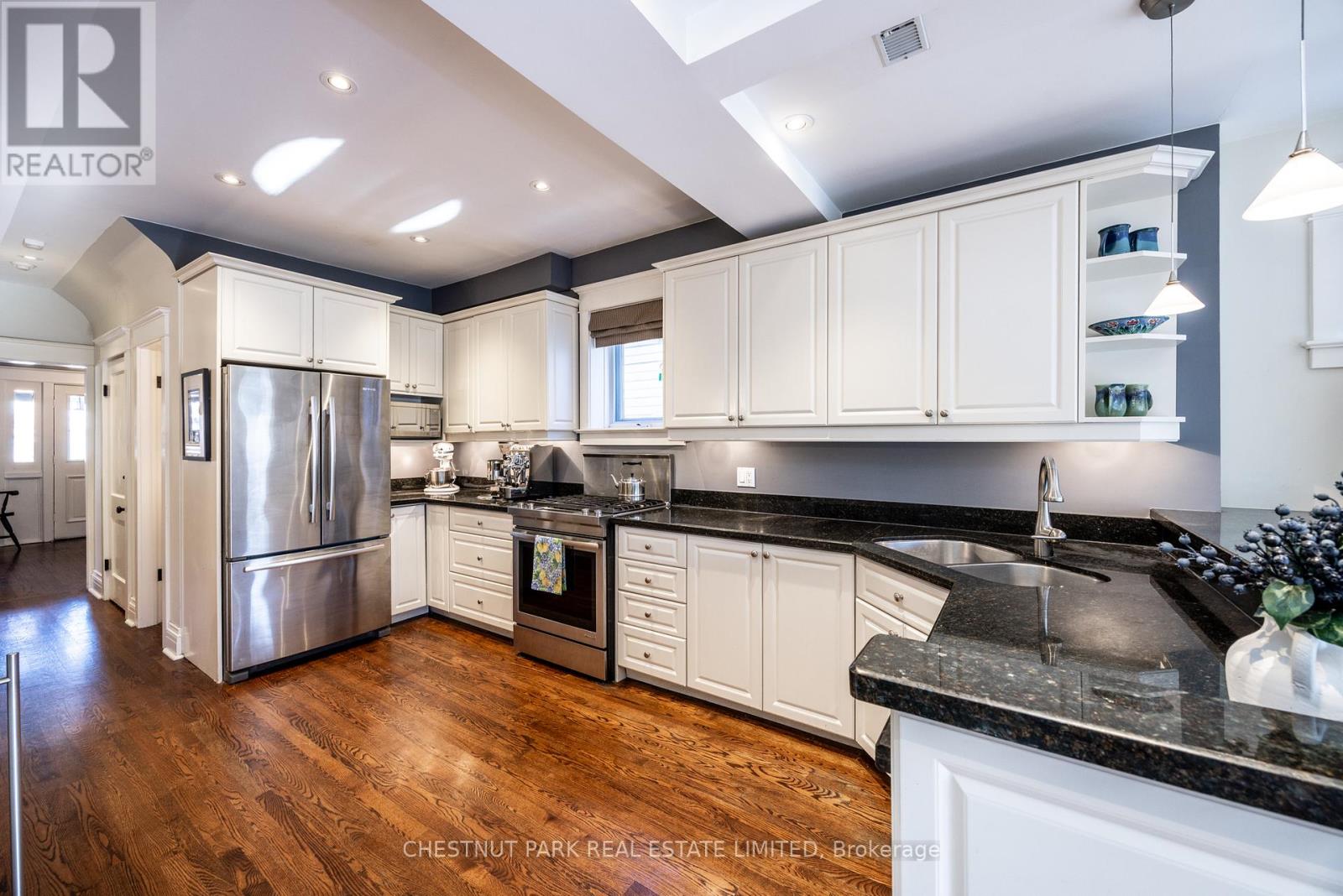 85 Duggan Avenue, Toronto, Ontario  M4V 1Y1 - Photo 13 - C12168388
