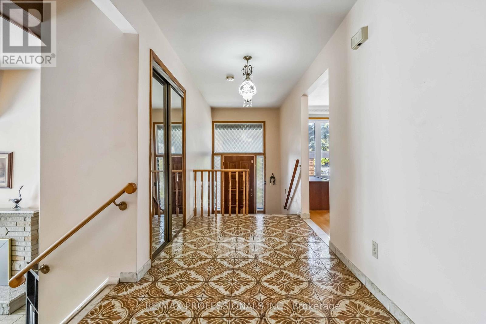 525 Woodbridge Avenue, Vaughan (West Woodbridge), Ontario  L4L 2T6 - Photo 3 - N12168436