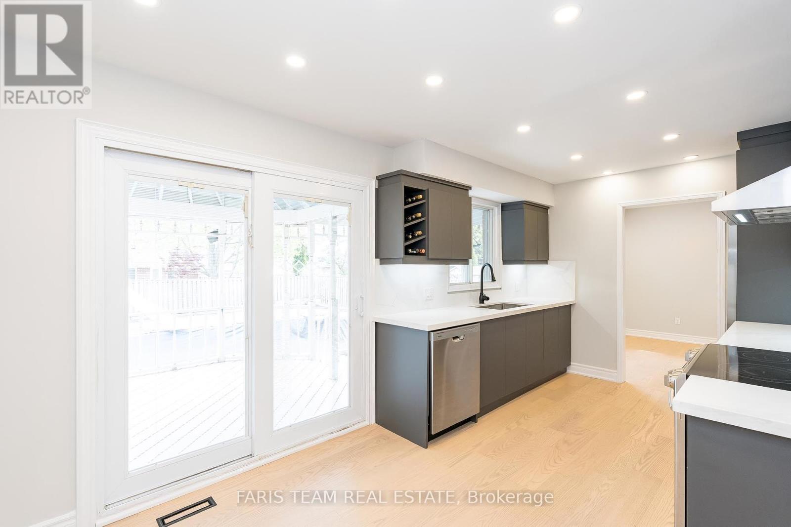 53 Varden Avenue, Barrie, Ontario  L4M 4P4 - Photo 4 - S12168165