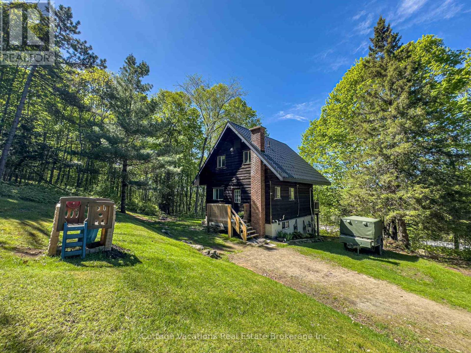 527 Aspdin Road, Huntsville, Ontario  P1H 1Y4 - Photo 2 - X12161627