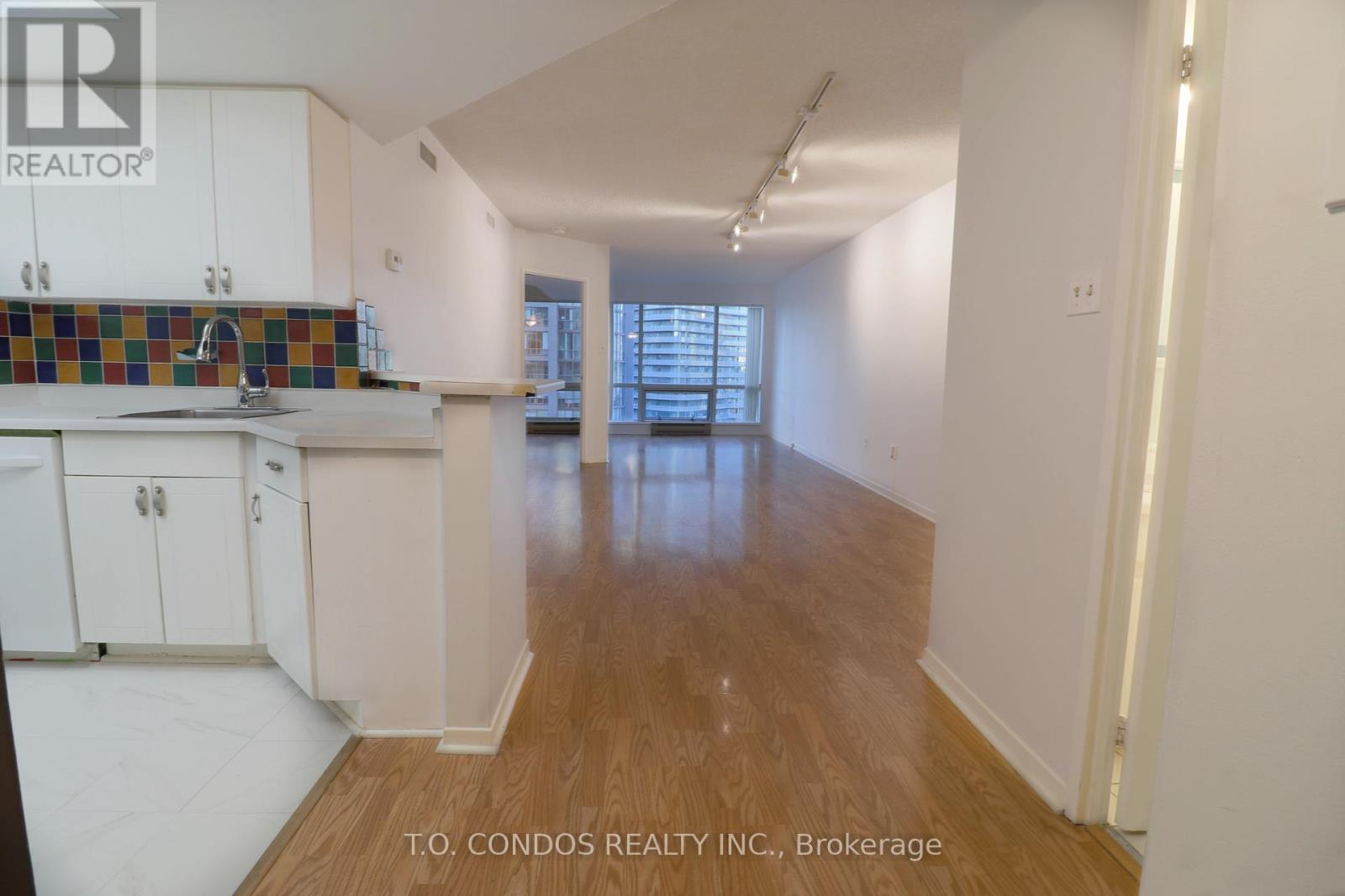 2212 - 1001 Bay Street, Toronto, Ontario  M5S 3A6 - Photo 6 - C12018485
