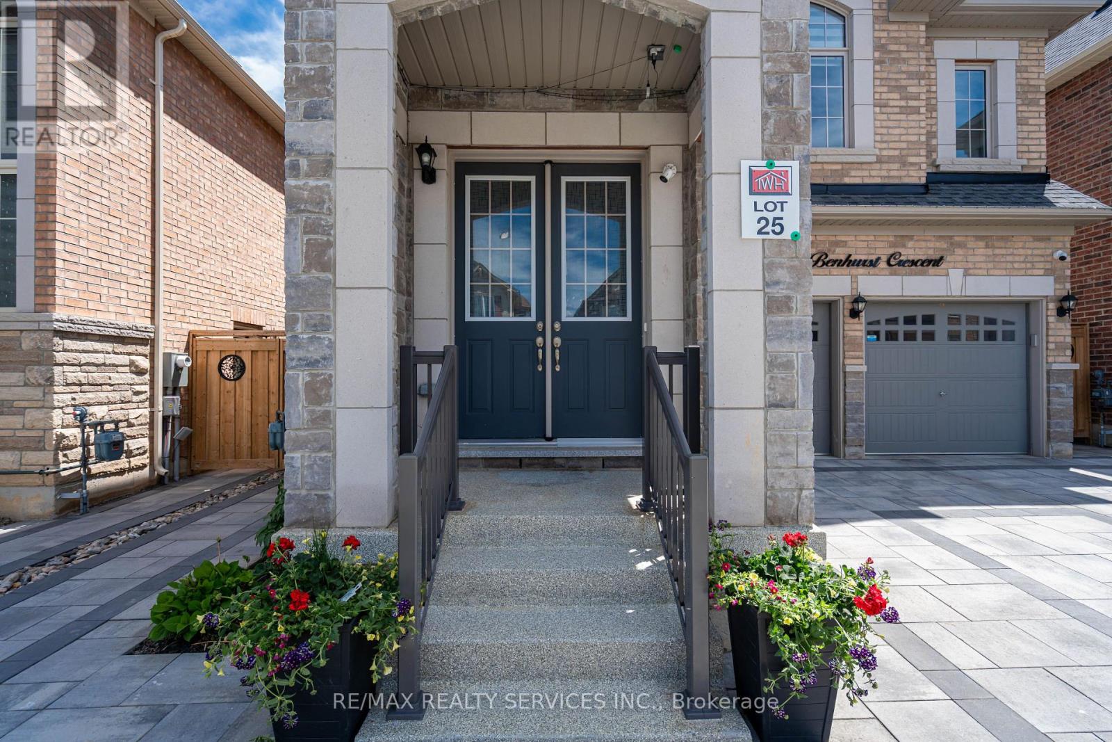 107 Benhurst Crescent, Brampton, Ontario  L7A 5A4 - Photo 5 - W12168193