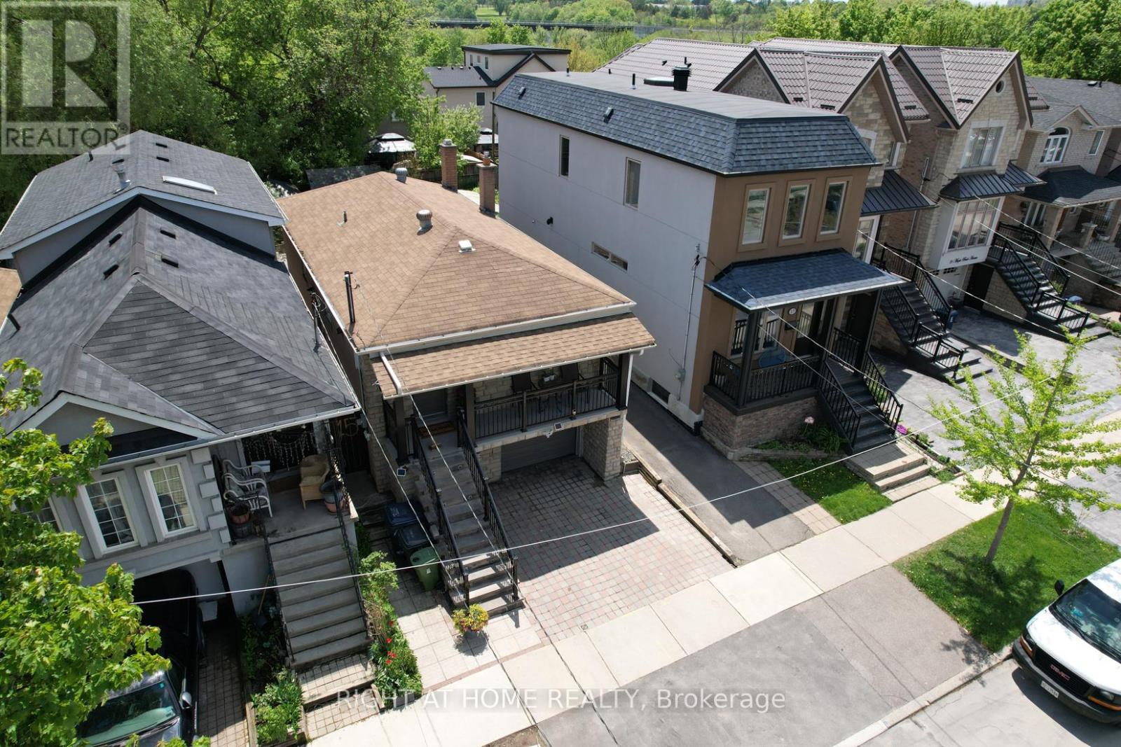 15 Maple Bush Avenue, Toronto, Ontario  M9N 1S7 - Photo 37 - W12168451