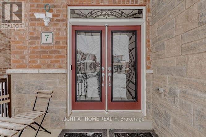 7 Falling Leaf Drive, Caledon, Ontario  L7C 3Z3 - Photo 2 - W12168468