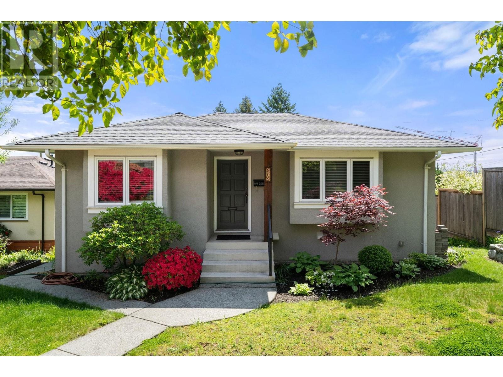 909 E Keith Road, North Vancouver, British Columbia  V7L 1X1 - Photo 1 - R3006334