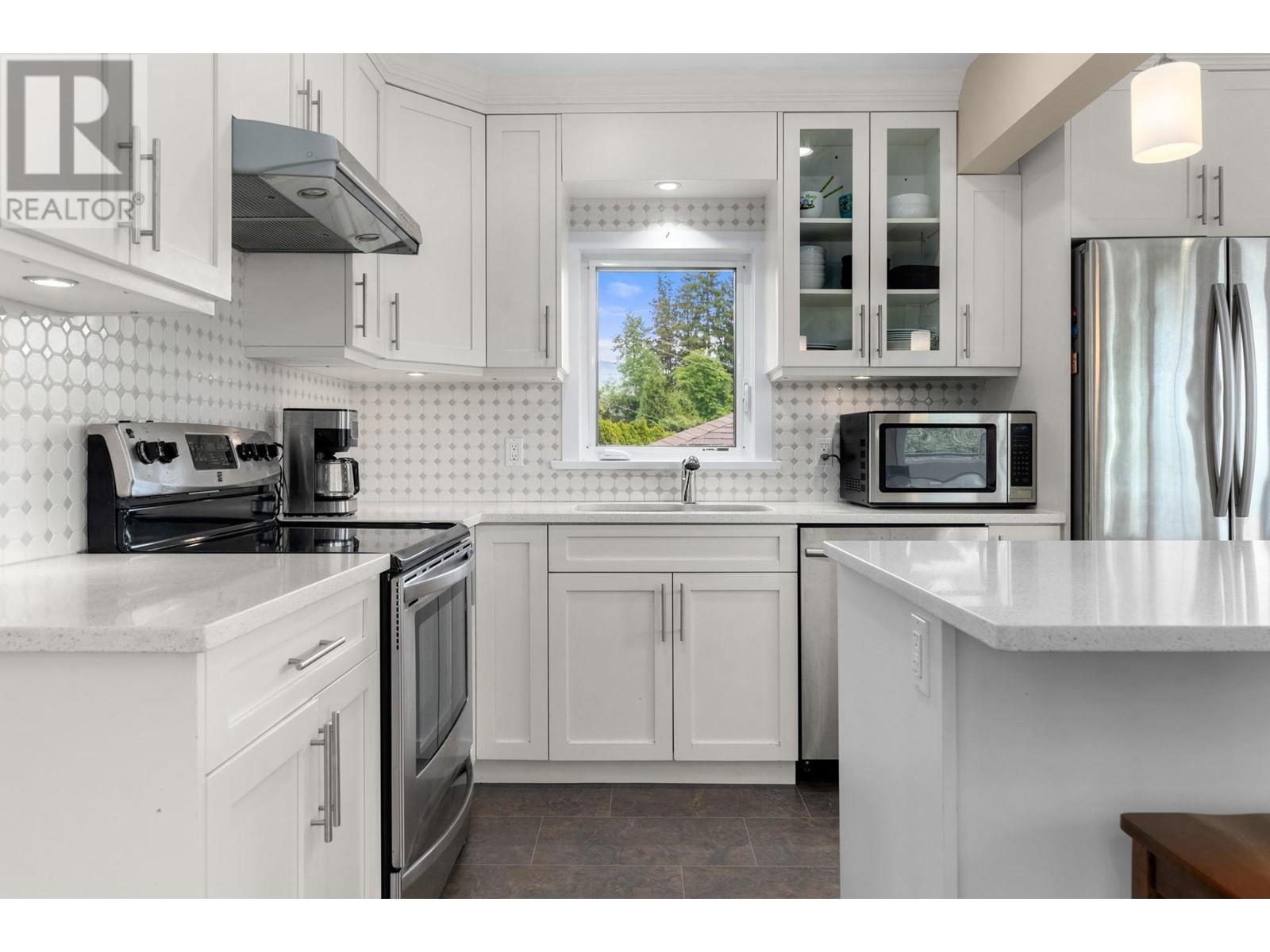 909 E Keith Road, North Vancouver, British Columbia  V7L 1X1 - Photo 2 - R3006334
