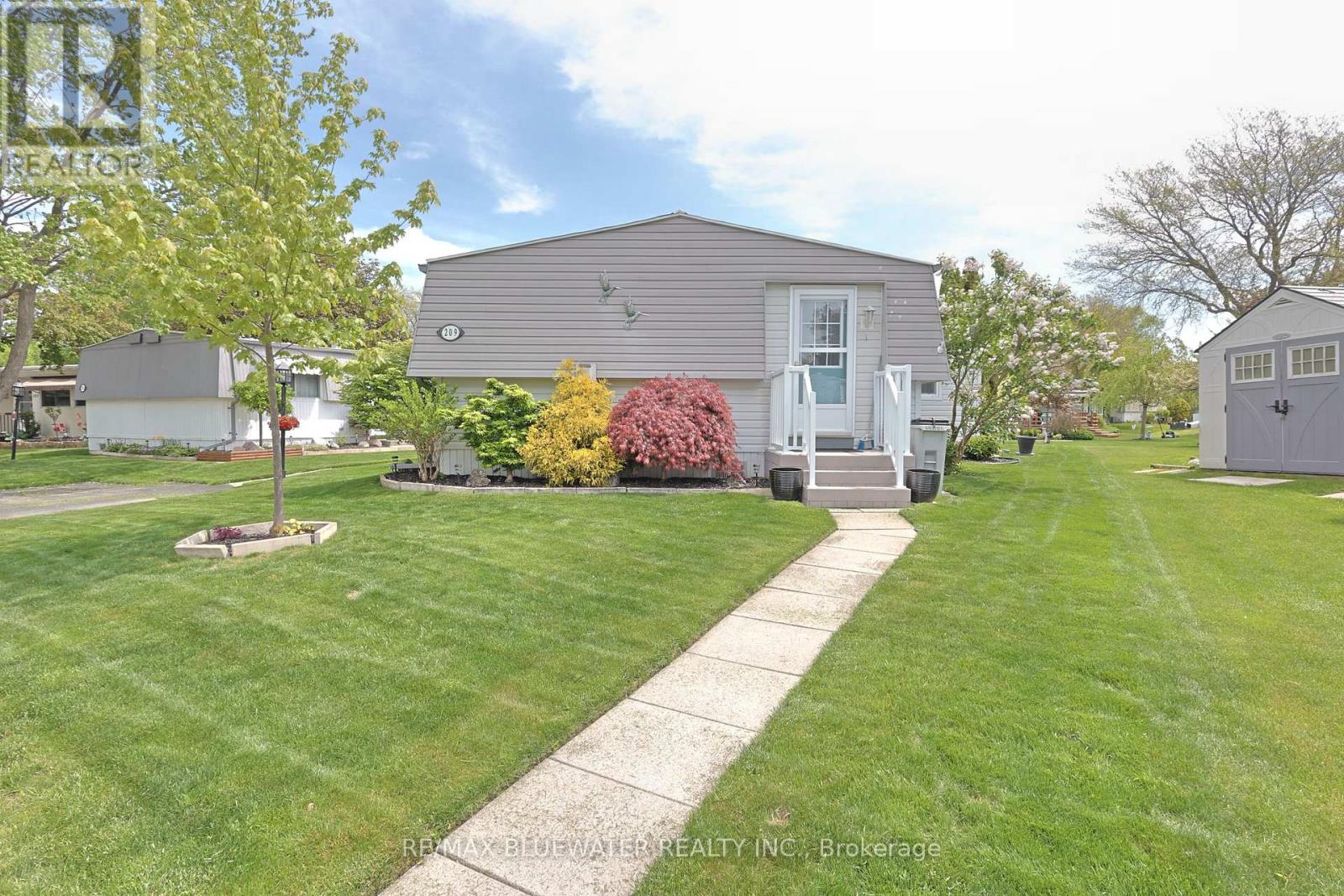 209 Biltmore Drive, South Huron, Ontario  N0M 1T0 - Photo 36 - X12168633