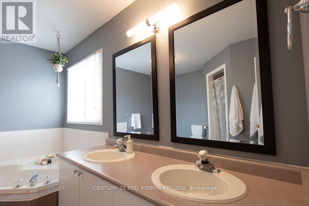 229 Marla Court, Strathroy-Caradoc, Ontario  N7G 4L8 - Photo 24 - X12168794