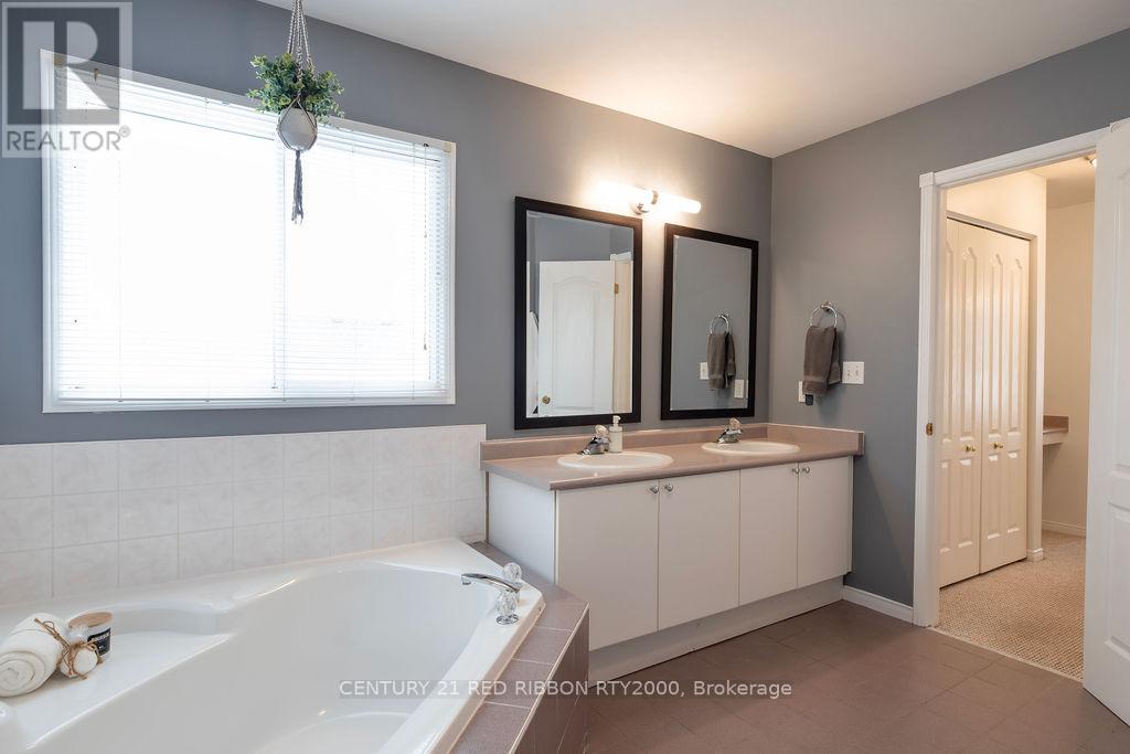 229 Marla Court, Strathroy-Caradoc, Ontario  N7G 4L8 - Photo 26 - X12168794