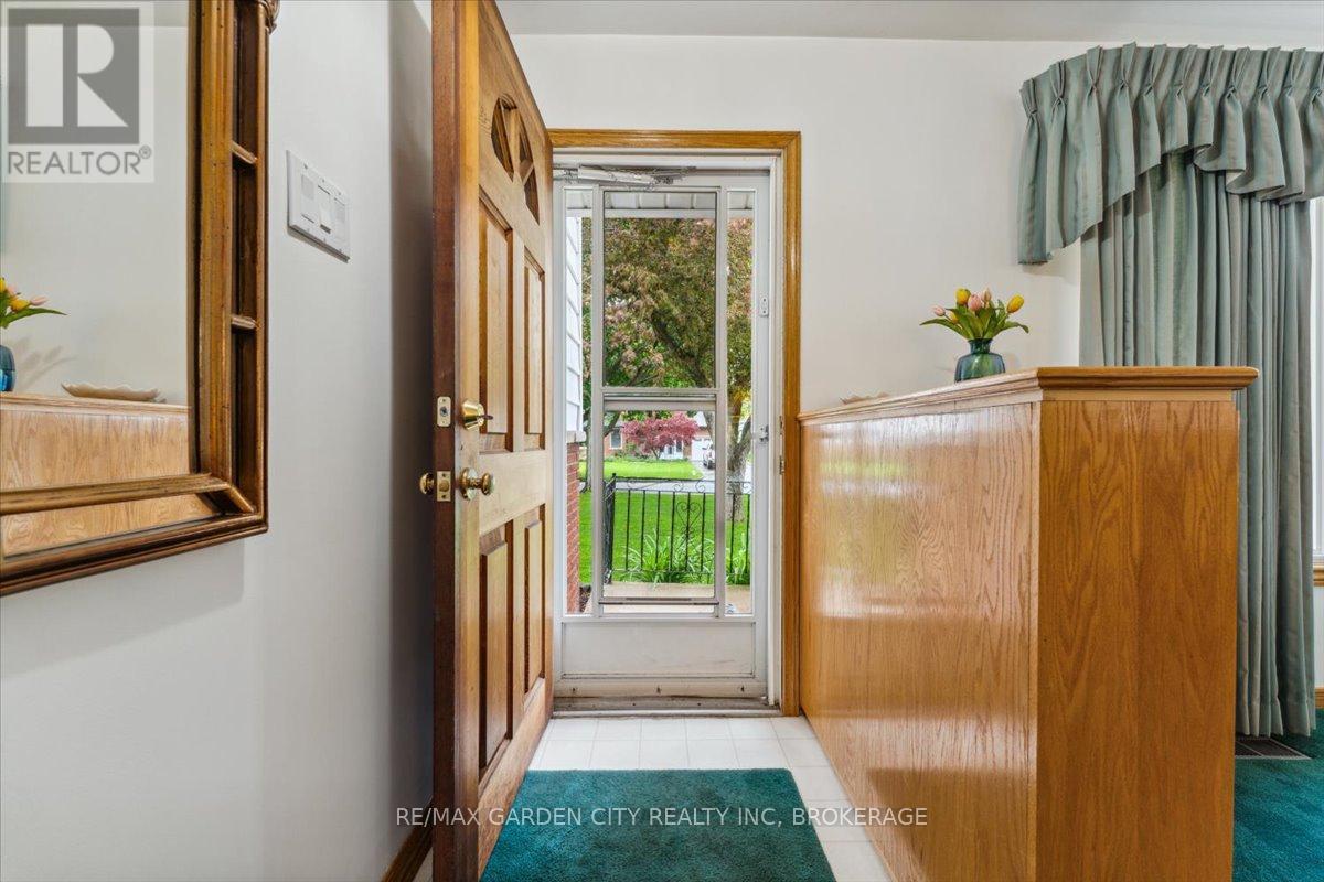 8 Pamela Drive, Thorold, Ontario  L2V 2X8 - Photo 7 - X12168673