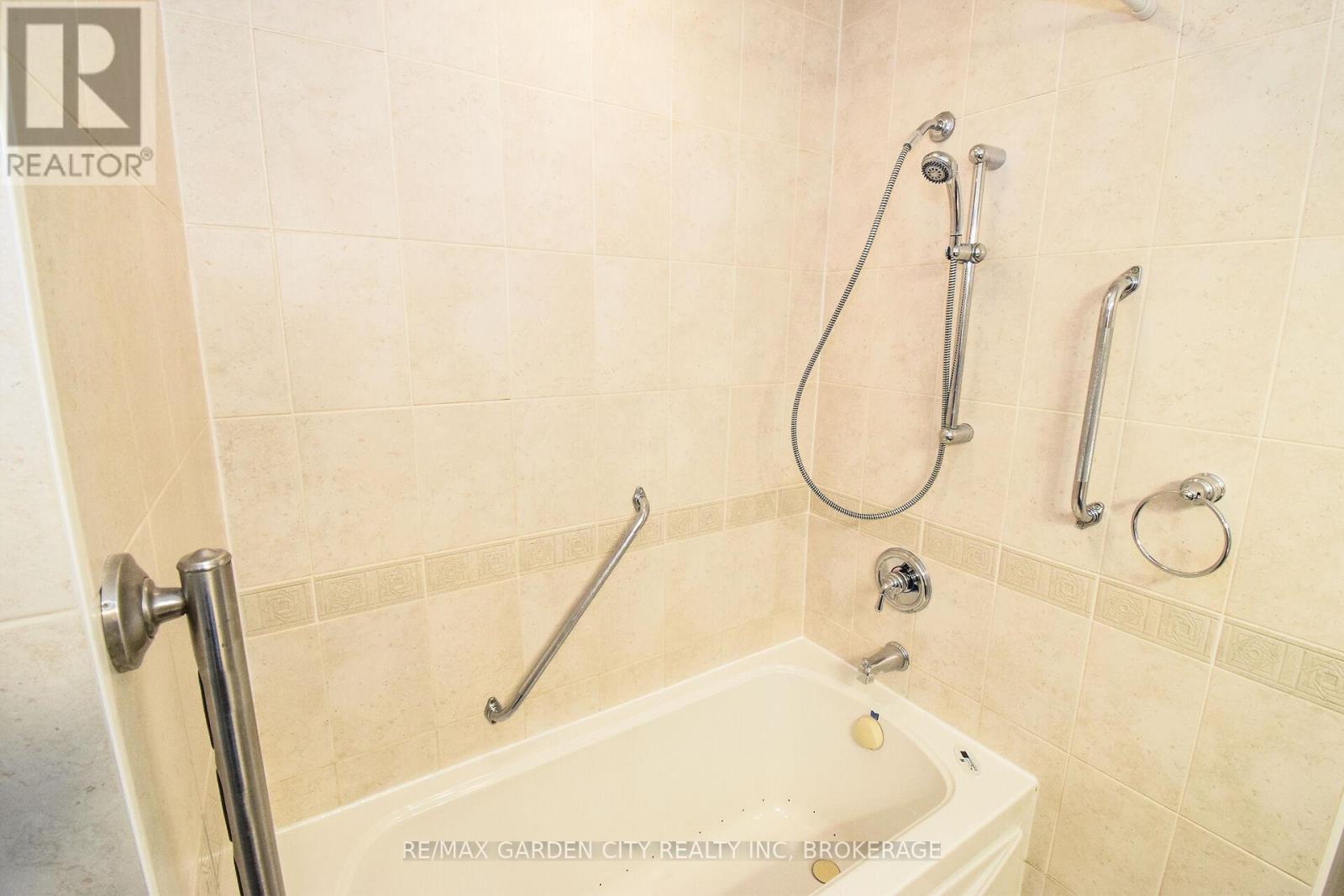 20 Edinburgh Drive, St. Catharines, Ontario  L2M 3H1 - Photo 17 - X12168802