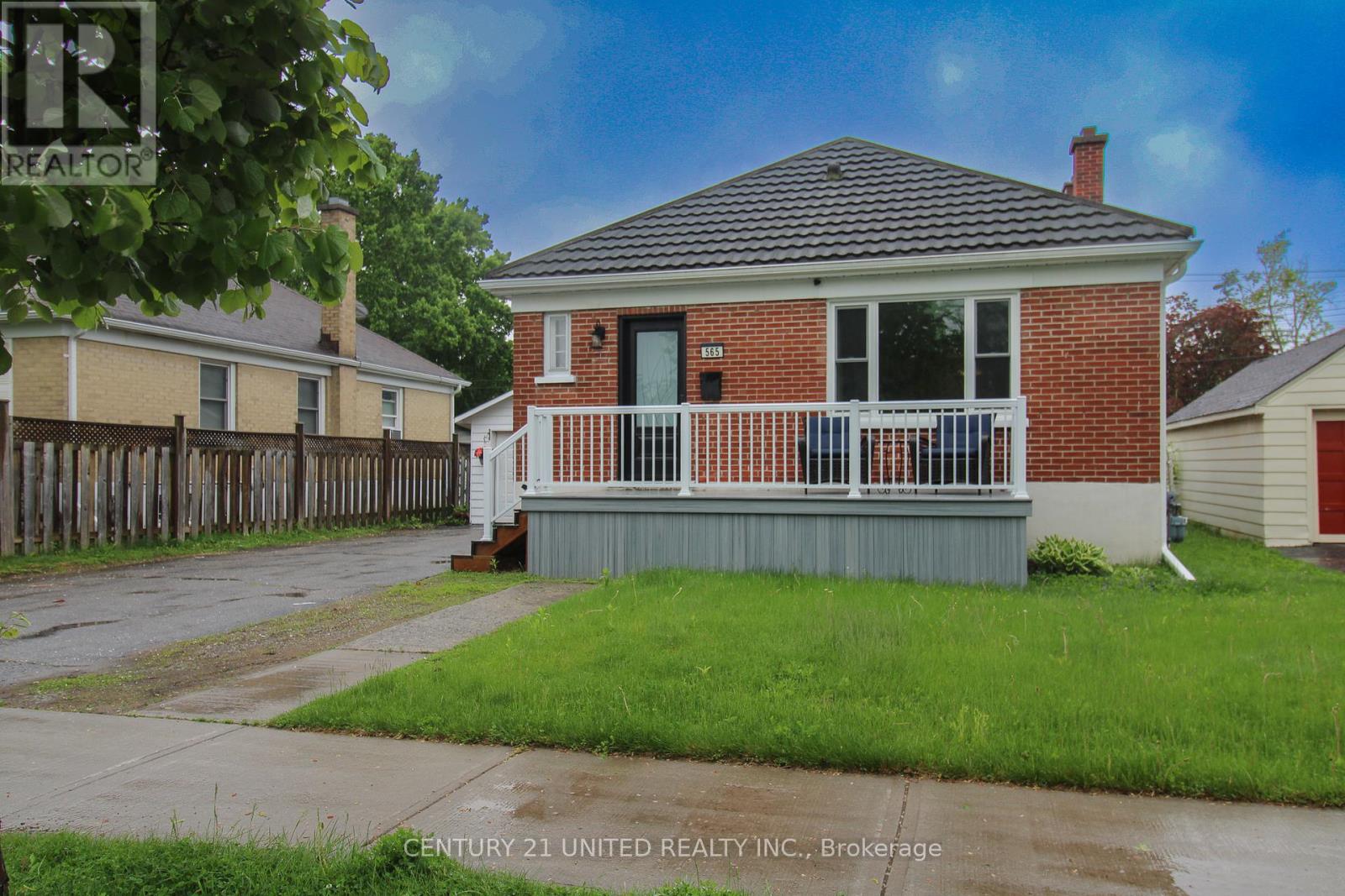 565 Spruce Avenue, Peterborough South, Ontario  K9J 5A4 - Photo 3 - X12168783