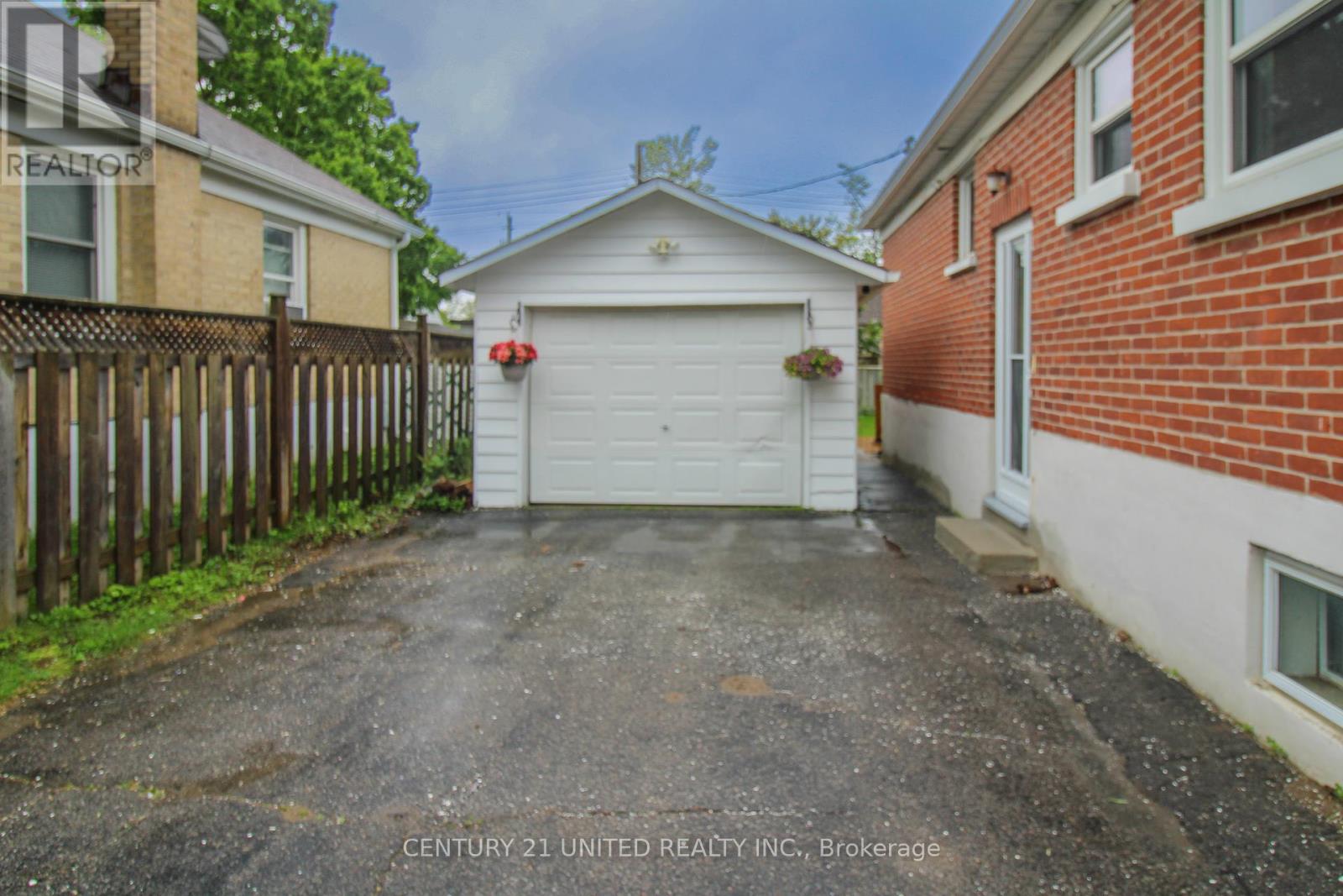 565 Spruce Avenue, Peterborough South, Ontario  K9J 5A4 - Photo 9 - X12168783