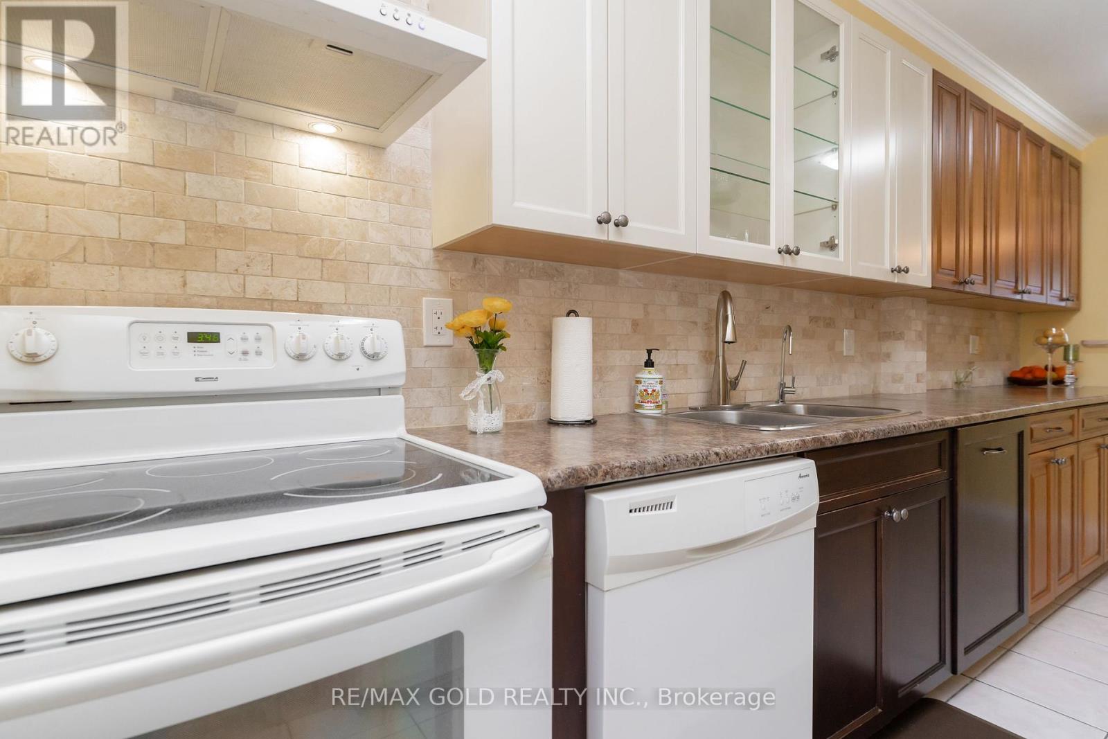 16 Gatsby Square, Brampton, Ontario  L6S 2H4 - Photo 14 - W12168609